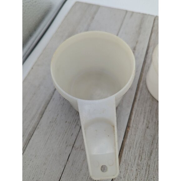 Vintage Tupperware 3 Piece Nesting Hanging Measuring Cups White - Picture 3 of 6